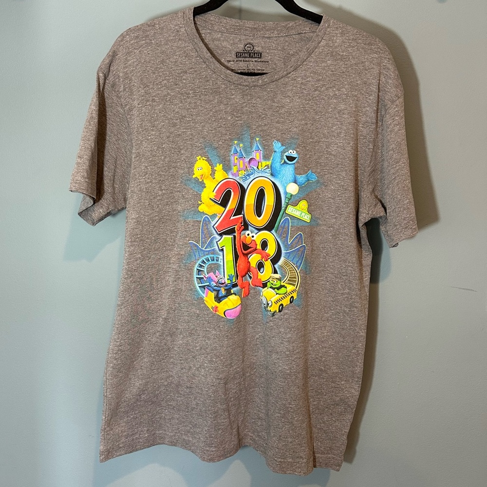 Vintage Sesame Place 2018 Heathered Grey Graphic T-Shirt (UNISEX)